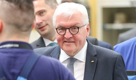 Seit gut einem Jahr tourt Steinmeier als Bundespräsident durchs ...