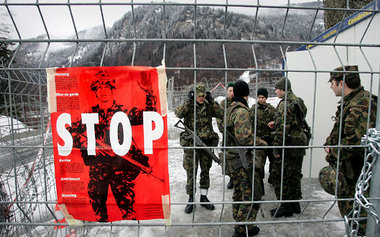 Wird von der Schweizer Armee gegen Proteste gesichert – das Welt...
