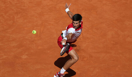 Grotesker Fehler, trotzdem gewonnen: Novak Djokovic während sein...