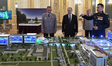 Russlands Präsident Wladimir Putin und Verteidigungsminister Ser...