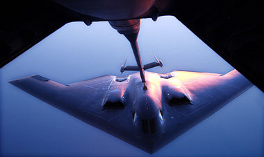 Militärischer Fanatismus – B-2-Spirit-Stealth-Bomber der US-Airf...
