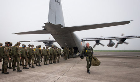 Militärtransporter des Typs C-130 Hercules von Lockheed Martin s...