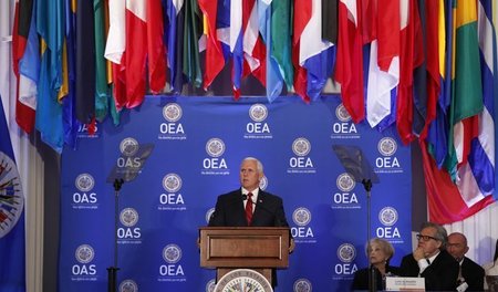 Der Kolonialminister spricht: US-Vizepräsident »Mike« Pence am M...