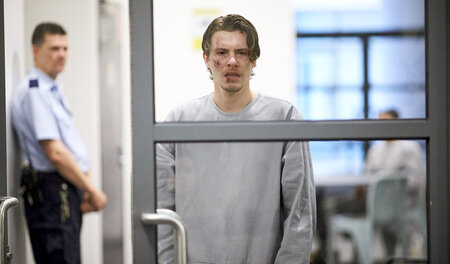 Simon (Xavier Samuel) leidet unter der Untersuchungshaft: »Siebe... Simon (Xavier Samuel) leidet unter der Untersuchungshaft: »Siebe...