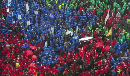 Die PdA setzt der künstlichen Spaltung in Belgien die Einheit de... Die PdA setzt der künstlichen Spaltung in Belgien die Einheit de...