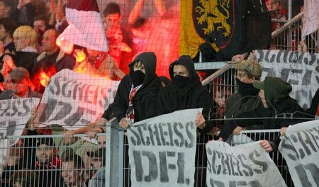 So stellt sich die DFL die gefährlichen Fans vor und so protesti... So stellt sich die DFL die gefährlichen Fans vor und so protesti...