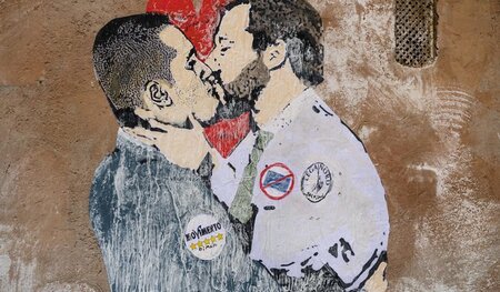 Luigi di Maio (links) und Matteo Salvini auf einem Graffiti in R... Luigi di Maio (links) und Matteo Salvini auf einem Graffiti in R...