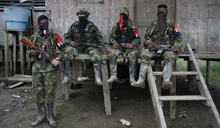 Während die Guerilleros der ELN mit der kolumbianischen Regierun... Während die Guerilleros der ELN mit der kolumbianischen Regierun...
