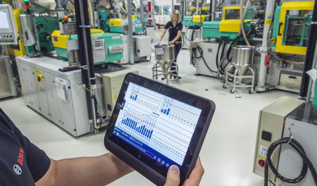 Der Mensch reduziert zum Beobachter automatisierter Produktion. ...