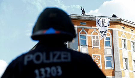»Der anarchistische Realismus pflegt eine Kombination aus Lyrik,... »Der anarchistische Realismus pflegt eine Kombination aus Lyrik,...