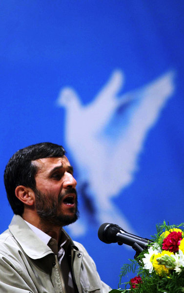 Mahmud Ahmadinedschad bei einer Ansprache in Maschhad (11. April...
