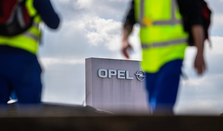 Gehen oder bleiben: Opel versucht vor allem jüngere Arbeiter mit... Gehen oder bleiben: Opel versucht vor allem jüngere Arbeiter mit...