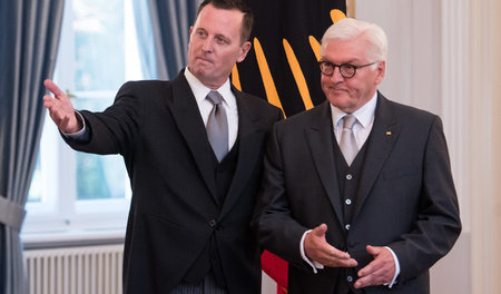 Da geht's lang: Der neue US-Botschafter Richard Grenell weist Bu... Da geht's lang: Der neue US-Botschafter Richard Grenell weist Bu...