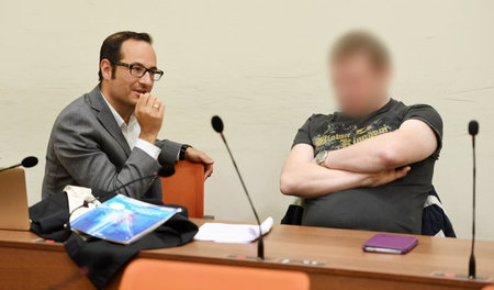 Holger Gerlach (rechts) mit seinem Anwalt Pajam Rokni-Yazdi auf ...