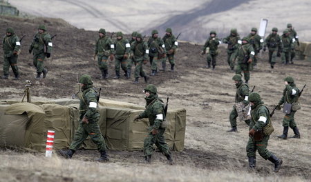 Manöver bewaffneter Einheiten der Volksrepublik Lugansk am 3. Fe...