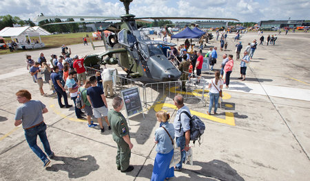 Militär perfekt integriert: Besucher des Tags der Bundeswehr 201...