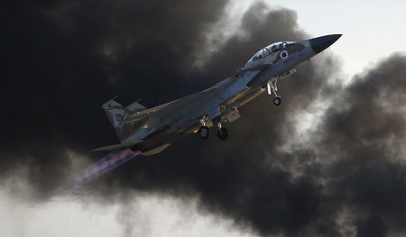 Ein israelisches F-15 Kampfflugzeug bei einer Showeinlage auf de...
