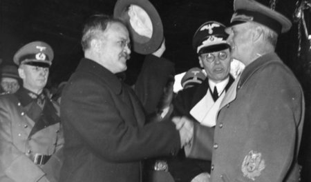Im Hintergrund: Gustav Hilger dolmetscht während des Besuches vo...
