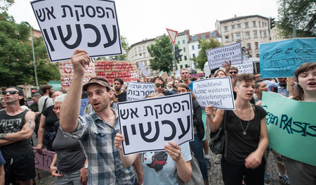 »Hört auf zu schießen«: Linke Israelis demonstrieren in Berlin g... »Hört auf zu schießen«: Linke Israelis demonstrieren in Berlin g...