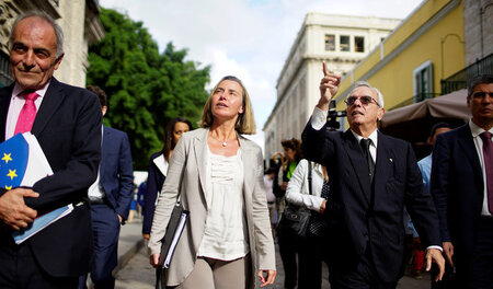 Die EU-Außenpolitikchefin Federica Mogherini und der Intellektue... Die EU-Außenpolitikchefin Federica Mogherini und der Intellektue...