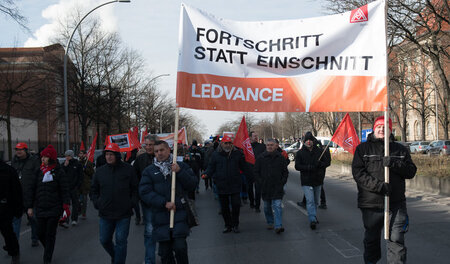 Kämpfen um die Zukunft ihres Betriebes: Die Arbeiter von Ledvanc... Kämpfen um die Zukunft ihres Betriebes: Die Arbeiter von Ledvanc...