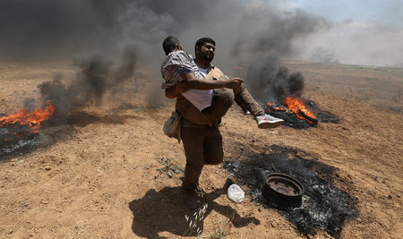 Ein verletzter Mann wird am Montag im Gazastreifen in Sicherheit...