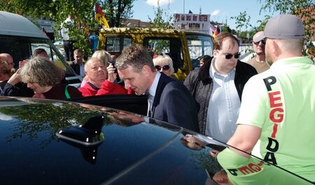 Björn Höcke (Mitte) nach einer Rede auf einer AfD-Kundgebung in ...