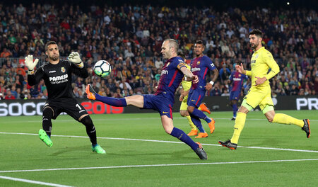 Manchmal macht’s der Meister selbst: Andrés Iniesta gegen Villar...