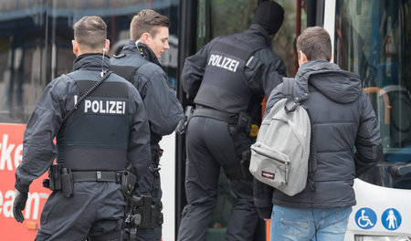 Aktion gegen Schwarzfahrer in Offenbach bei Frankfurt am Main, M...