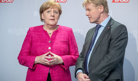 Sich gegenseitig zu Dank verpflichtet: Die Kanzlerin und der DGB... Sich gegenseitig zu Dank verpflichtet: Die Kanzlerin und der DGB...