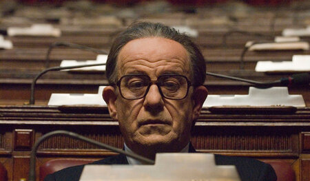 Vier Jahrzehnte ist Giulio Andreotti (Toni Servillo), der mächti... Vier Jahrzehnte ist Giulio Andreotti (Toni Servillo), der mächti...
