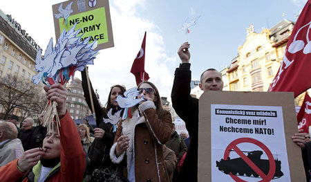 »Wir wollen Frieden. Wir wollen keine NATO«: Demonstration von A... »Wir wollen Frieden. Wir wollen keine NATO«: Demonstration von A...