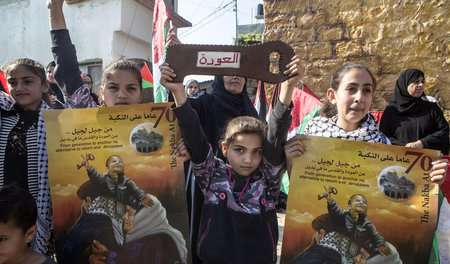 Protestierende Kinder in der Stadt Budrus (Westbank). Der symbol...