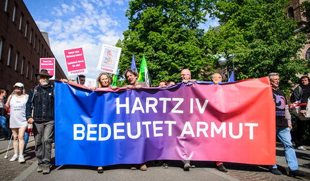 Durch Rechentricks werden den Ärmsten Jahr für Jahr 25 Milliarde...