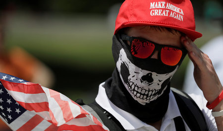 Rassisten für Trump: Demonstrant aus der rechten Szene bei einem...