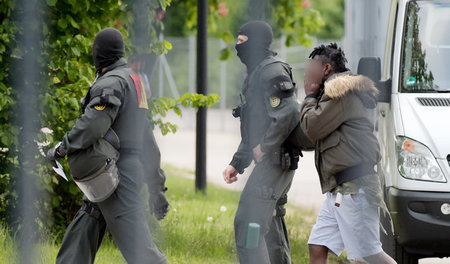Martialisches Auftreten: Vermummte Beamte rückten in großer Zahl...