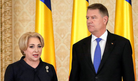 Der rumänische Präsident Klaus Iohannis hat Ministerpräsidentin ...