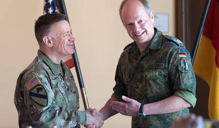 Stets zu Diensten: US-Colonel William S. Galbraith (l) erfreut s...