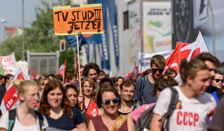 Zeit für einen neuen Tarifvertrag und höhere Gehälter: Studentis...