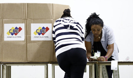 Transparenter Prozess: Wahlhelfer zählen Stimmzettel in Caracas ...