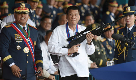 Der philippinische Präsident Rodrigo R. Duterte neben dem damali...