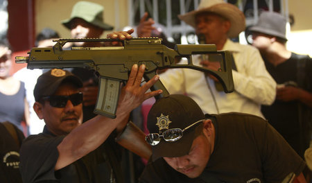 Von einer Hand in die andere: Unzählige G-36-Sturmgewehre von He...