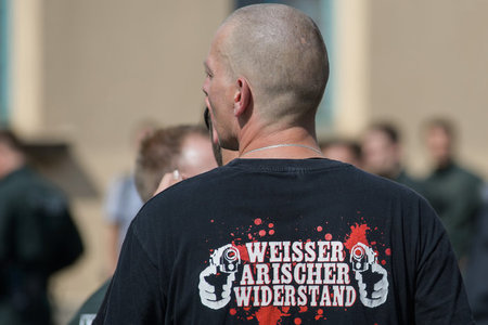 Linke fordert konsequente ­Rechtsanwendung: Teilnehmer einer NPD...
