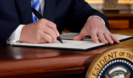 Trump unterzeichnet die Aufkündigung des Atomabkommens mit dem I...