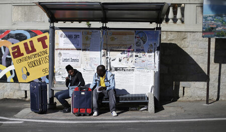 »Kein Weg aus Italien für sie, und kein Weg nach Hause.« Afrikan... »Kein Weg aus Italien für sie, und kein Weg nach Hause.« Afrikan...