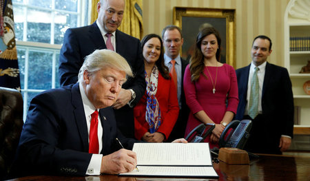 Den ersten Teil der Aufhebung des »Dodd-Frank-Acts« ordnete der ... Den ersten Teil der Aufhebung des »Dodd-Frank-Acts« ordnete der ...