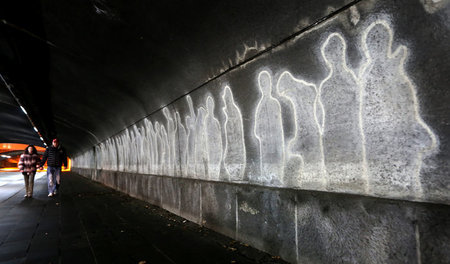 An die Wand gemalte Figuren in dem Duisburger Tunnel, in dem es ... An die Wand gemalte Figuren in dem Duisburger Tunnel, in dem es ...