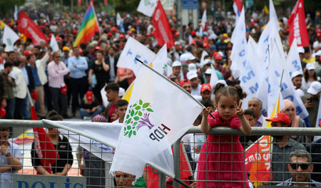 Unterstützer der prokurdischen HDP bei einer 1.-Mai-Demonstratio...