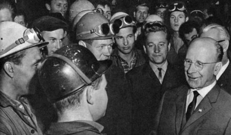 Im Gespräch mit Arbeitern und Ingenieuren. Walter Ulbricht zu Be... Im Gespräch mit Arbeitern und Ingenieuren. Walter Ulbricht zu Be...