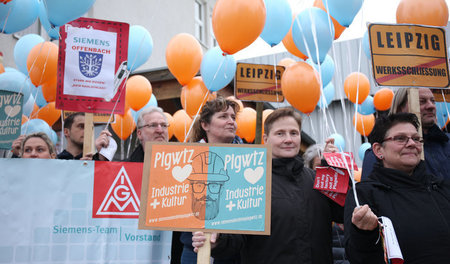 Protestaktion vor dem Siemens-Werk im ­Leipziger Stadtteil ­Plag...